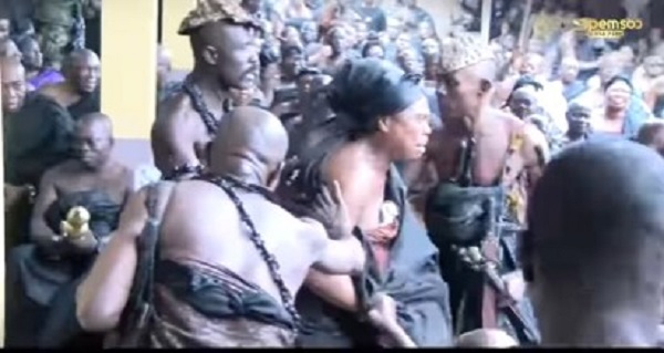 Queen mother of Denyase breaks down in tears after Otumfuo declares she is not a royal